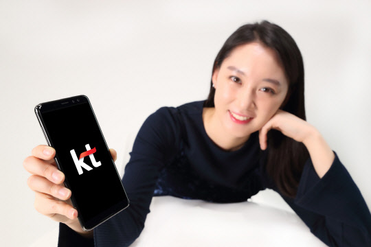 KT는 1월 5일 출시 예정인 삼성전자 '갤럭시A8 (2018)' 사전 예약판매를 2일부터 시작한다고 밝혔다.<KT제공>